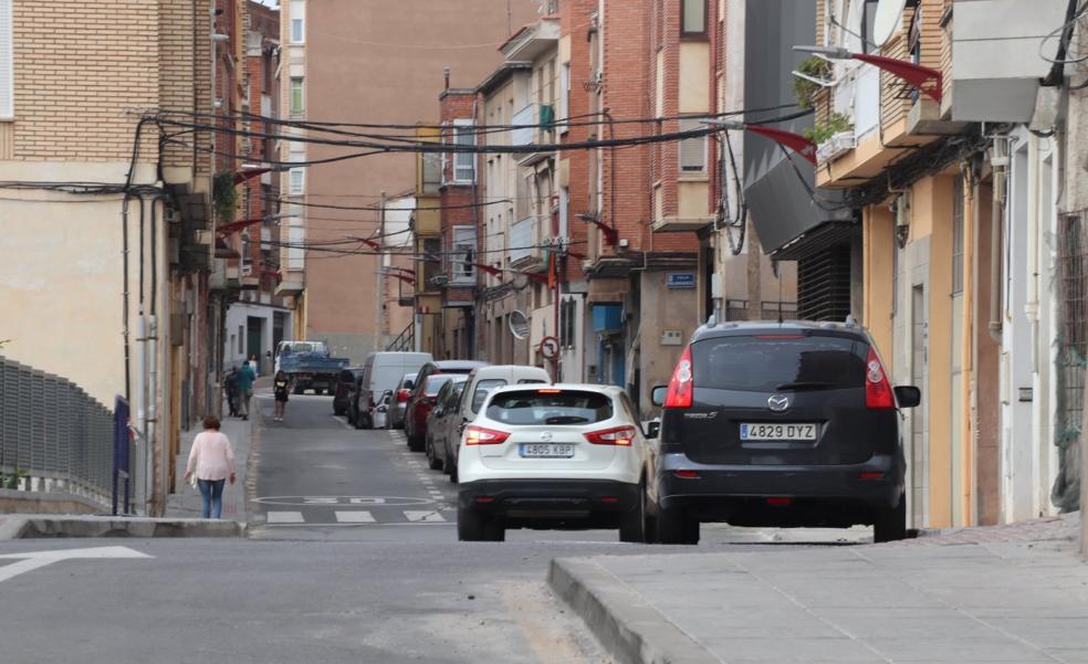 La calle Carrera vuelve a estar abierta al tráfico rodado tras diez meses de reforma