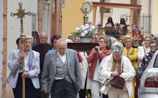 El barrio de Varea celebra en procesión a San Cosme y San Damián