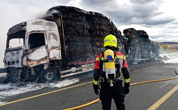 El incendio de un camión de paja obliga a cortar la N-120 en Santo Domingo durante siete horas