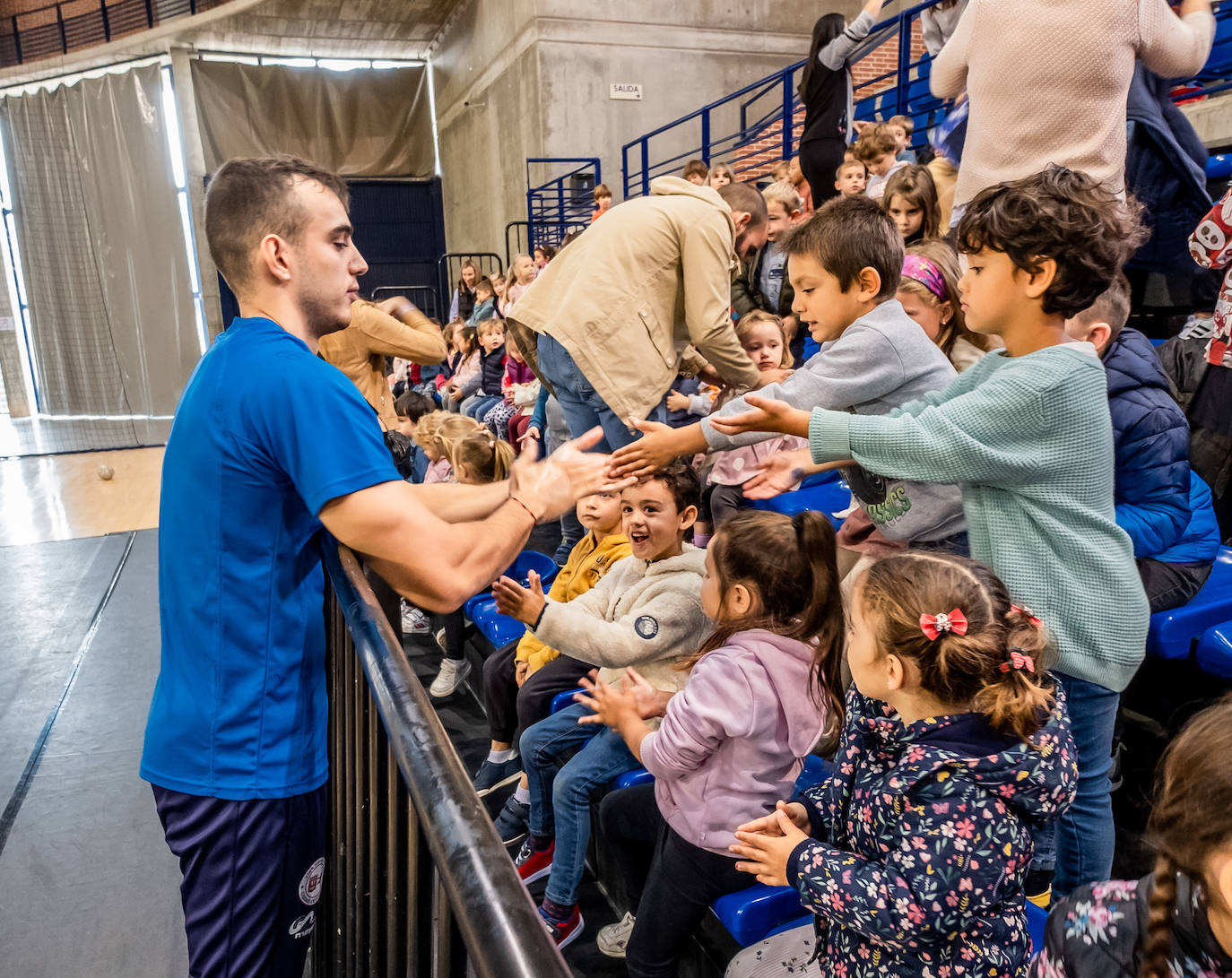 120 niños de 'La Guindalera' aprenden a jugar a balonmano con sus ídolos