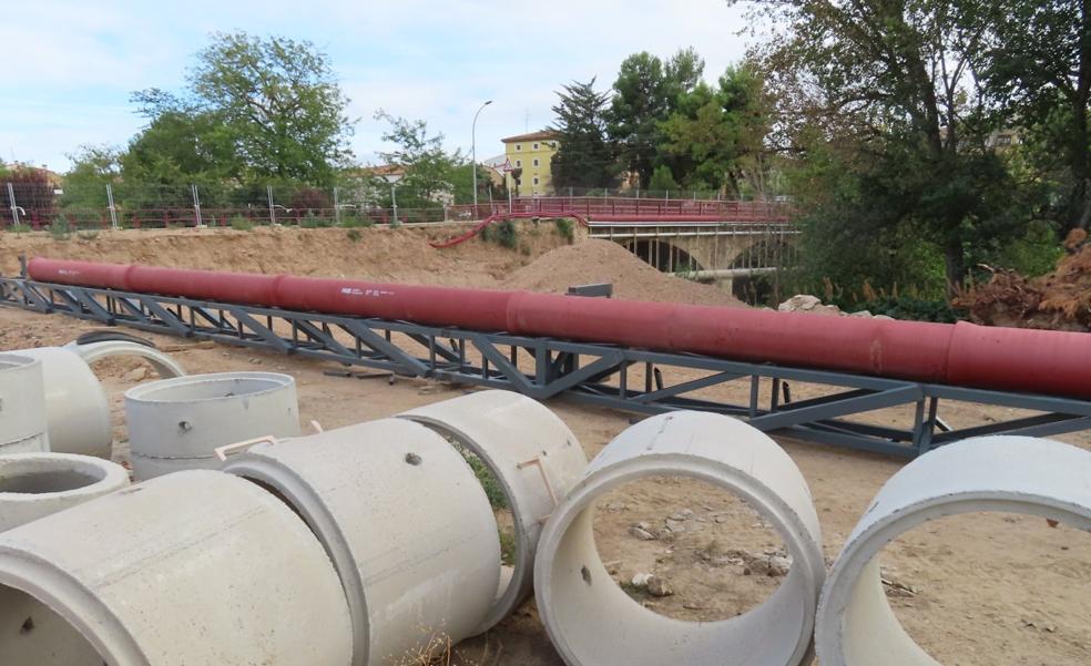 La instalación de la tubería bajo el puente marca el final de la obra del colector