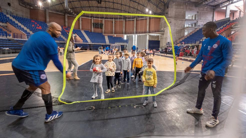 120 niños de 'La Guindalera' aprenden a jugar a balonmano con sus ídolos
