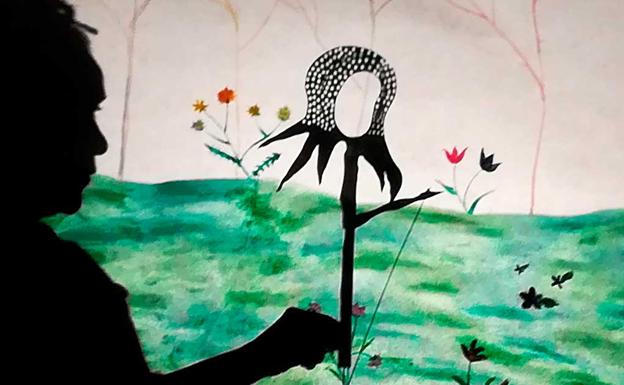 Sombras, formas, alas y un paseo iluminado