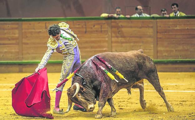 Víctor Hernández alumbra con dominio su camino al Zapato