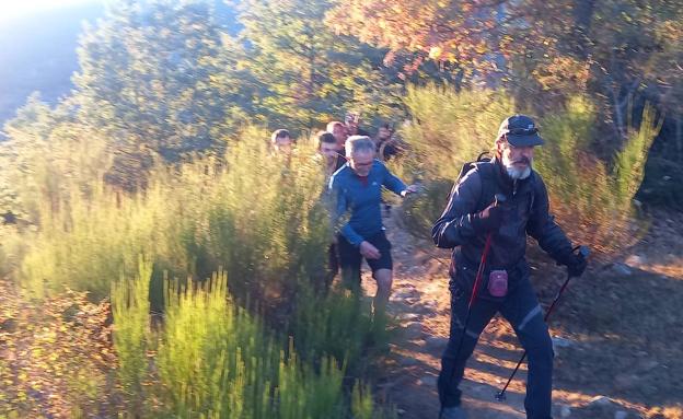 Más de 300 senderistas recorren la Sierra de Cebollera en la Marcha 'Hoyos de Iregua'