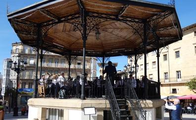 La Banda Municipal de Haro se entregó a 'su gente' en un aplaudido concierto en la plaza