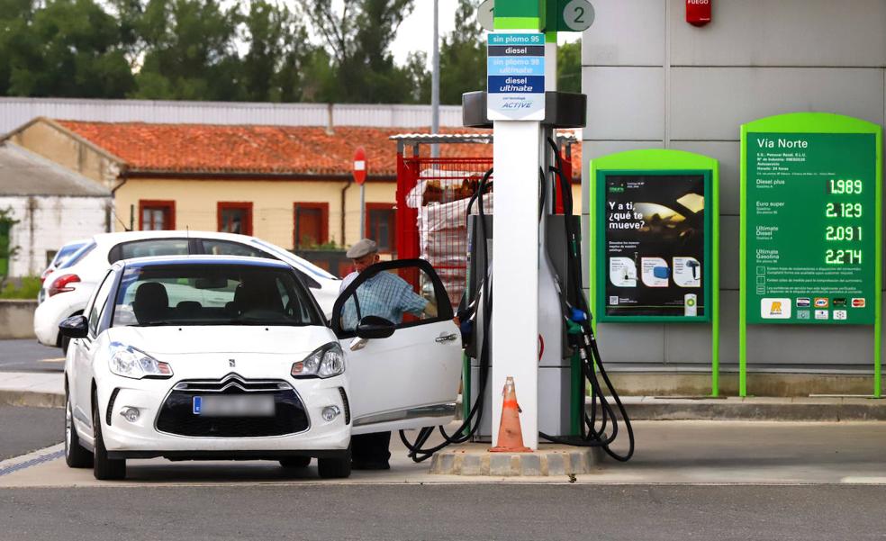 La bonificación de los carburantes o la bajada del IVA de la luz contienen tres puntos la inflación