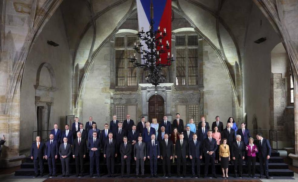 La primera reunión de la Comunidad Política Europea escenifica un frente común contra Putin