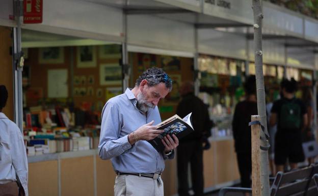 La Feria del Libro Antiguo y de Ocasión llena el Espolón de Logroño con 18 librerías