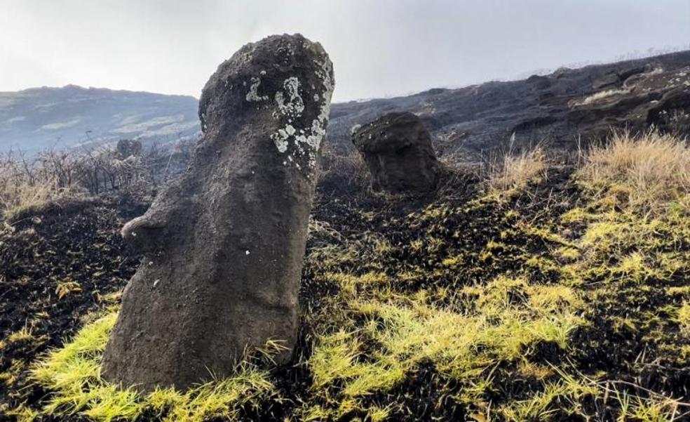 Las llamas calcinan decenas de moái en Isla de Pascua y arrasan un centenar de hectáreas