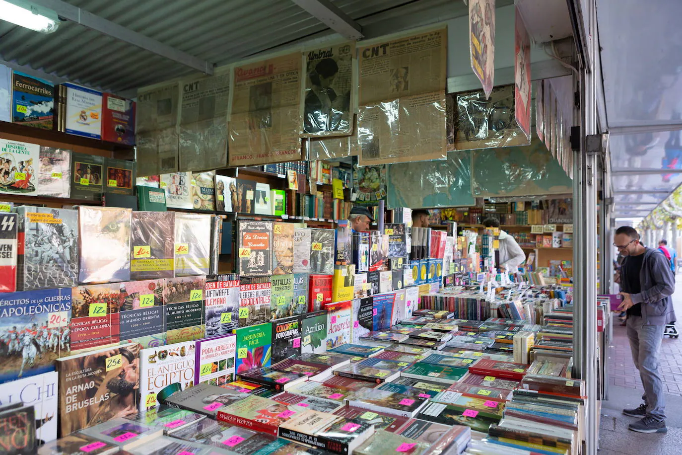 La Feria del Libro Antiguo y de Ocasión llena el Espolón de Logroño con 18 librerías