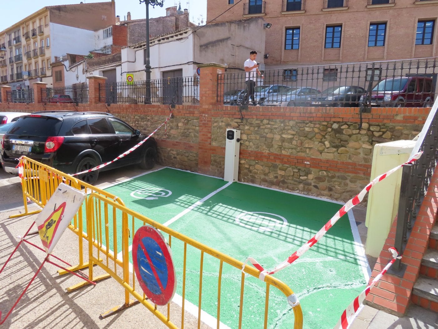 Alfaro acondiciona dos puntos de carga eléctrica en San Roque y San Francisco