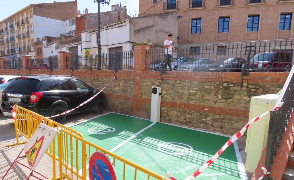 Alfaro acondiciona dos puntos de carga eléctrica en San Roque y San Francisco