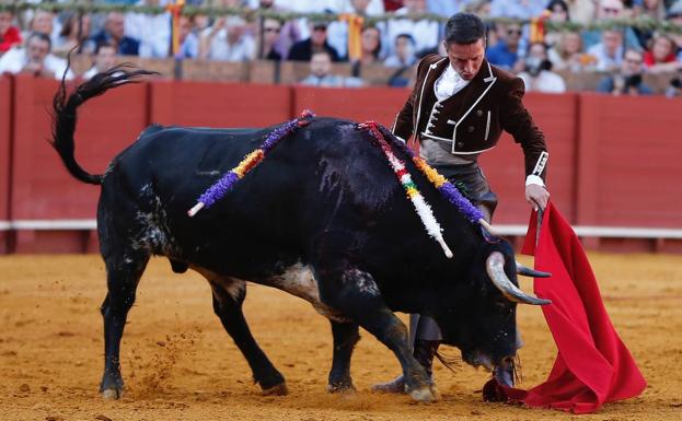 Diego Urdiales recibe una ovación en el festival del Gran Poder en Sevilla