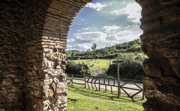 La leyenda teatralizada de la Venta quemada en una guiada por Laguna de Cameros