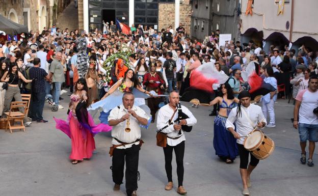 Caballeros y doncellas pasean de nuevo por el castillo medieval y las calles de Cornago