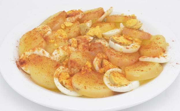 La receta de hoy de Javier Romero: Ensalada de patata con huevo y pimentón y quinoa con pollo y verduras