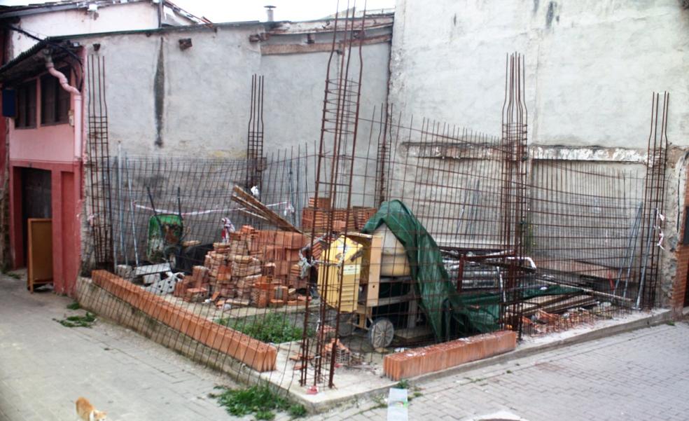 El Ayuntamiento insta a limpiar y cerrar un solar del casco antiguo