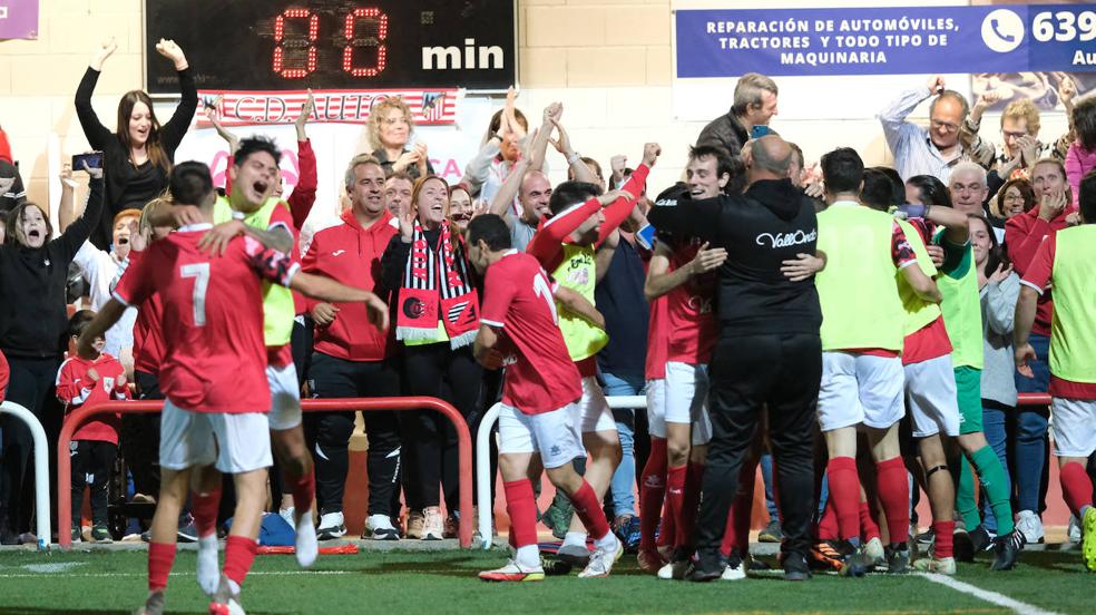 El equipo y los aficionados del Autol celebran la victoria frente al Dinamo San Juan