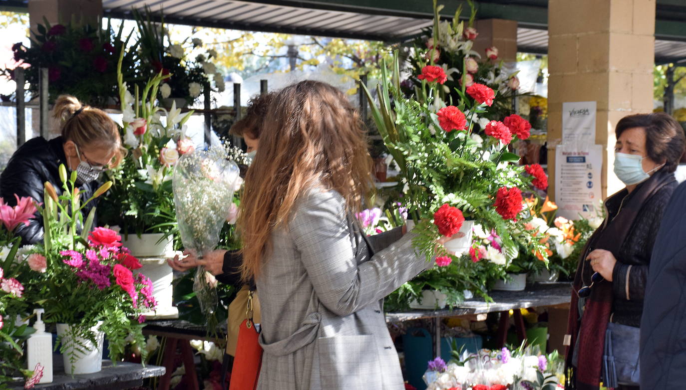 Las flores para los difuntos vestirán tres días la plaza Joaquín Elizalde