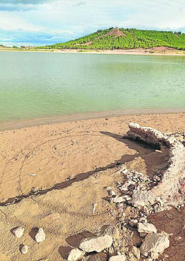 La sequía deja a la vista un antiguo horno de cal en el Perdiguero