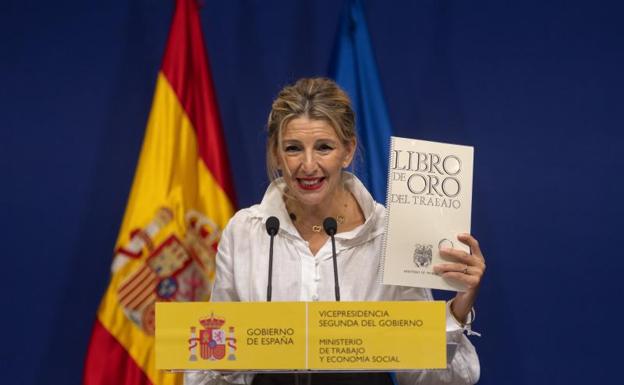 Yolanda Díaz se emociona al retirar la medalla del Trabajo a Franco