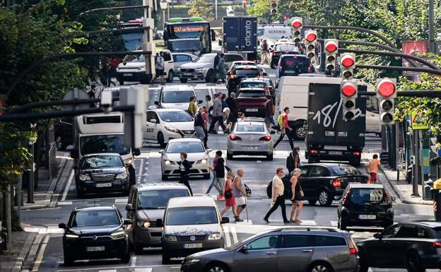 La UE cierra un acuerdo para prohibir la venta de coches de combustión e híbridos en 2035