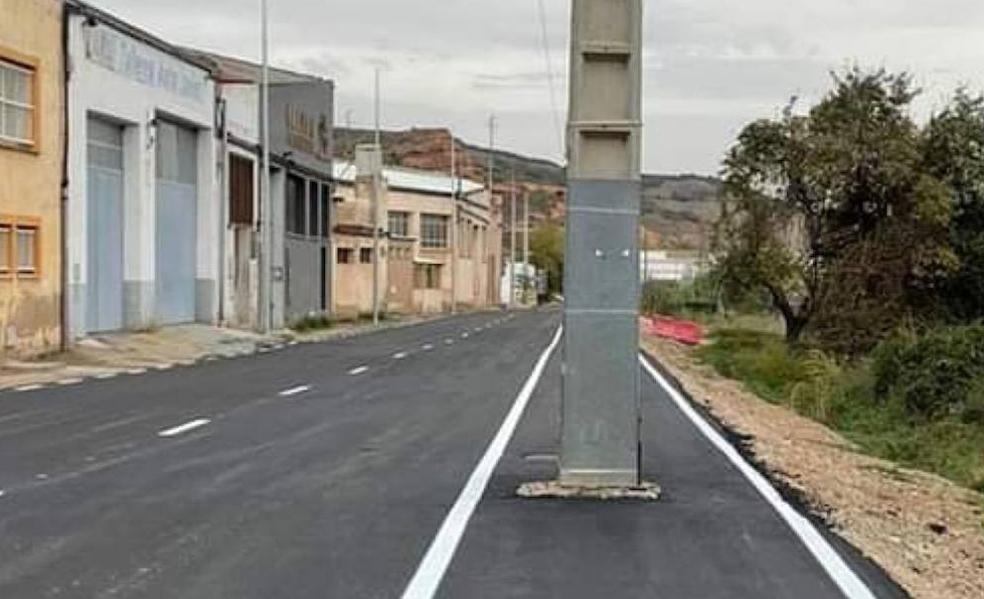 Un poste dentro del carril bici