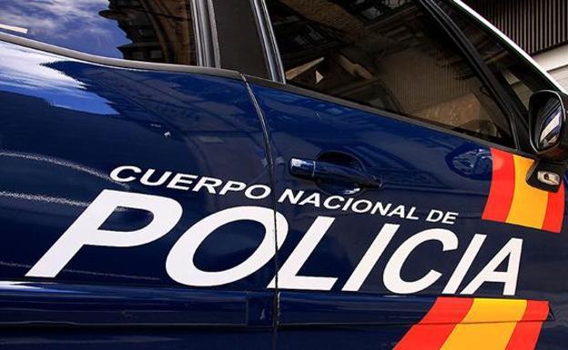 Se despierta y sorprende a un ladrón agazapado junto a su mesita de noche en Málaga