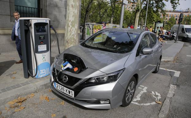 La UE quiere que en sus principales vías haya cada 60 kilómetros cargadores de vehículos eléctricos