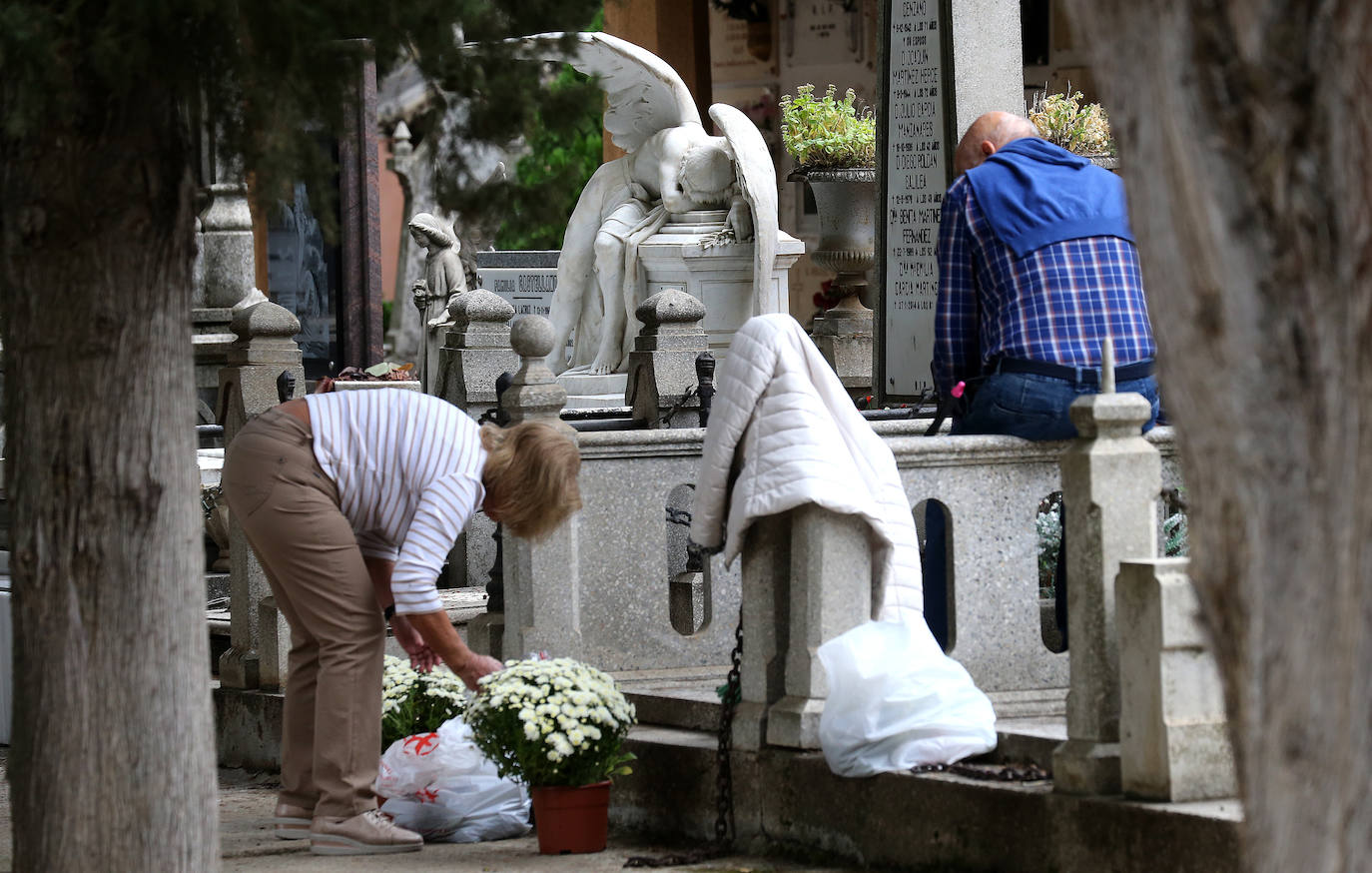 Los logroñeses visitan y preparan el cementerio para el Todos los Santos