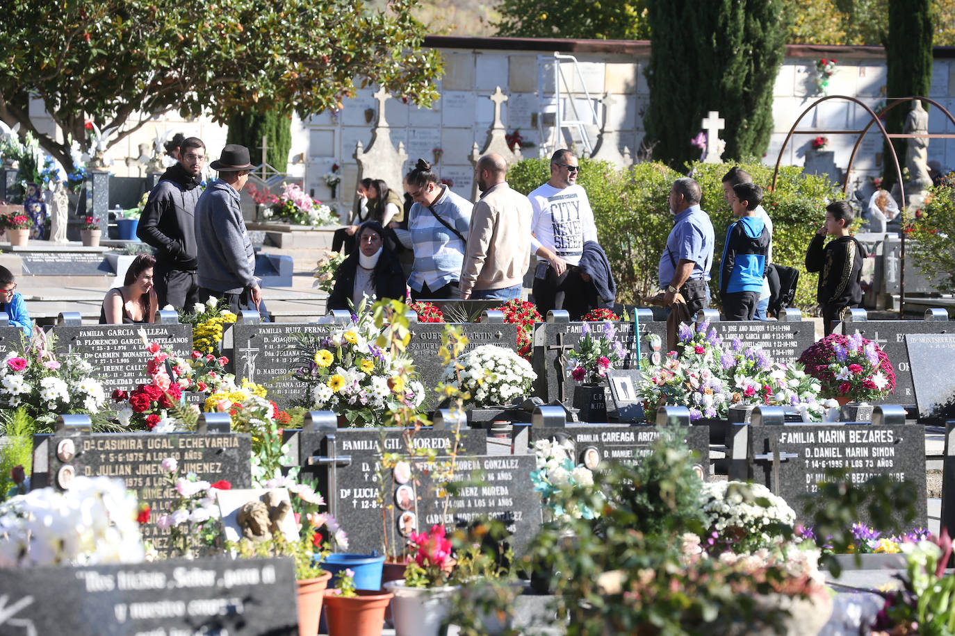 Todos los Santos vuelve a llenar de flores y recuerdos los cementerios riojanos