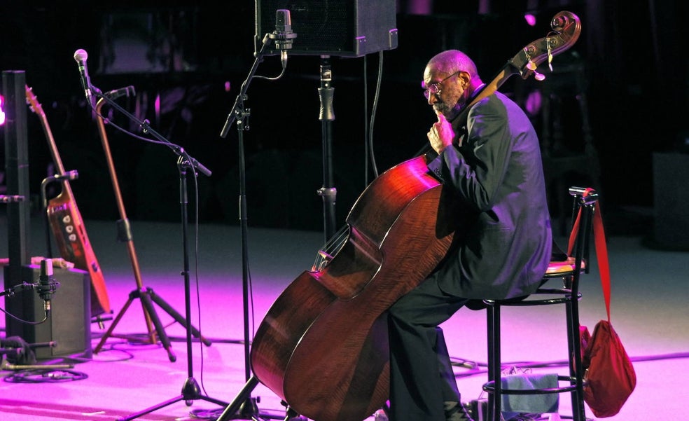 Ron Carter cancela su gira europea por motivos de salud, a los 85 años