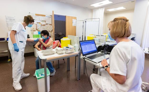 Menos de la mitad de los sanitarios se ha puesto la cuarta dosis del COVID