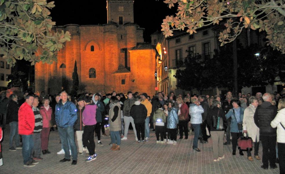 Unas 300 personas se concentran para pedir la apertura de las piscinas climatizadas