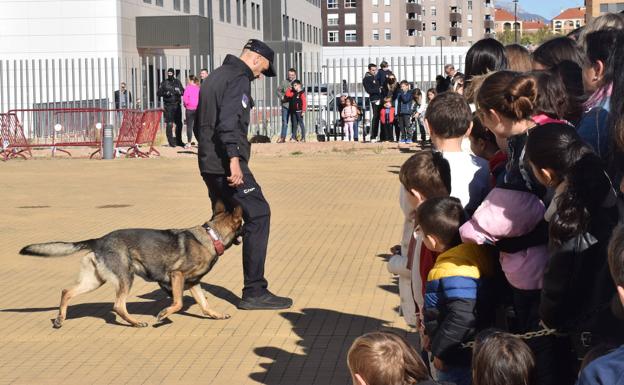 La Policía Nacional celebra el Día del Niño con una demostración de unidades y una chocolatada solidaria