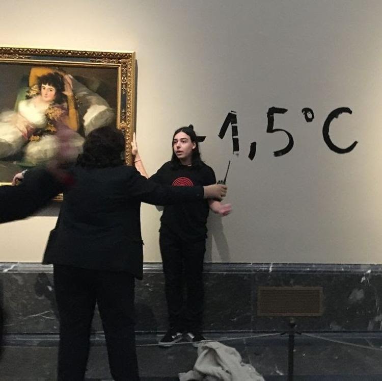 Dos ecoactivistas se pegan a 'Las majas' de Goya en el Prado