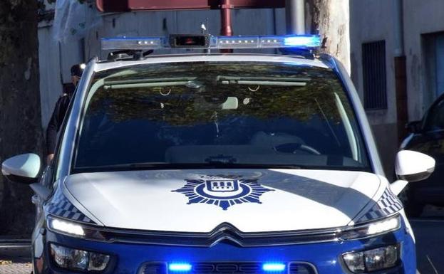 Un agente del GAR reduce a una mujer que amenazaba a una vecina con un cuchillo en la urbanización de Toyo Ito