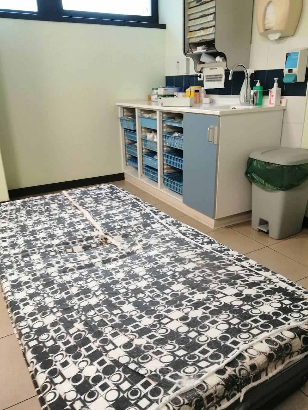 Colchones en el suelo o descanso en los baños para los médicos de urgencias