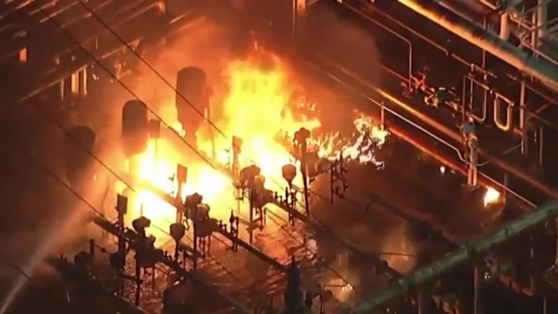 Espectacular incendio de una refinería de petróleo en California (EEUU)