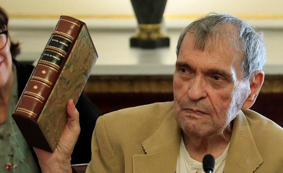 El Cervantes premia la poesía esencial, mística y terrenal de Rafael Cadenas