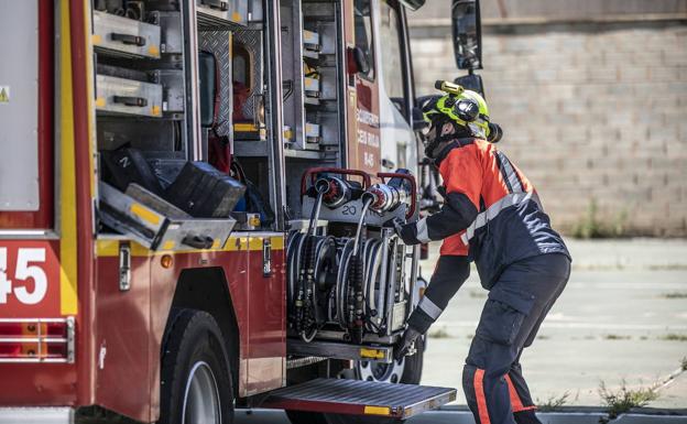 Dotaciones de bomberos intervienen en un incendio en la planta de de Garnica