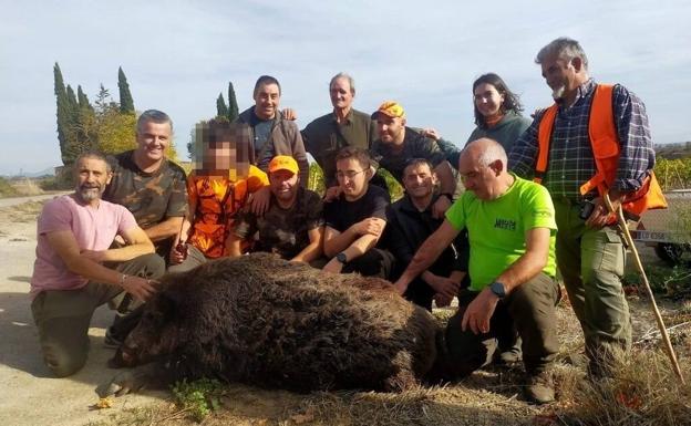 Un cazador mata a cuchillo a un jabalí de 155 kilos para salvar a sus perros