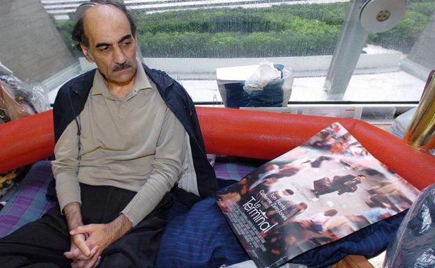 Muere en el aeropuerto de París el refugiado iraní que inspiró la película 'La Terminal', de Spielberg