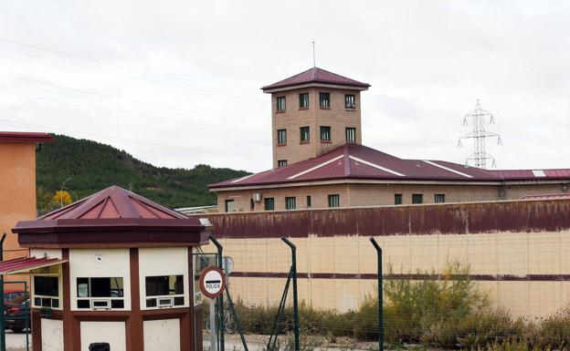 Piden 3 años y medio para un hombre que llevó droga oculta a su hermano interno en la cárcel de Logroño