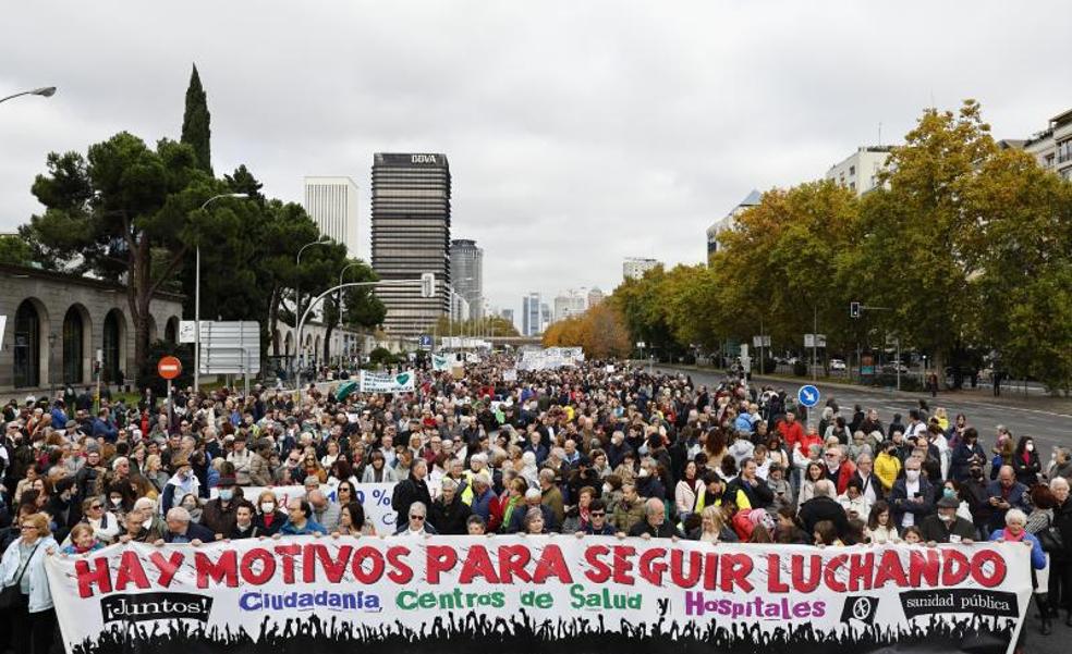 Miles de personas se manifiestan en Madrid contra la gestión sanitaria de Ayuso