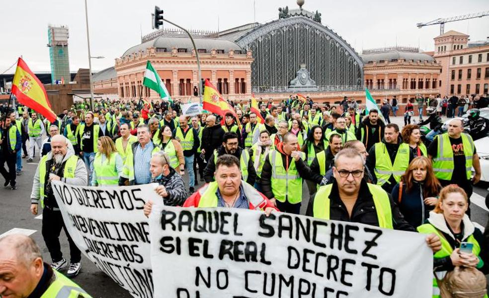 El paro del transporte fracasa y los camioneros críticos no logran bloquear el abastecimiento