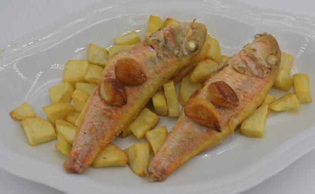 La receta de hoy de Javier Romero: Salmonetes con patatas y tortilla de claras