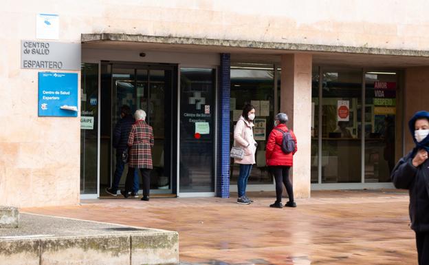 La demora media para una cita médica presencial en Primaria es todavía de 5 días