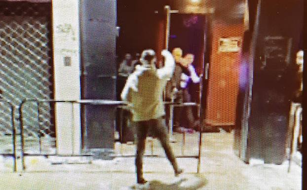 Detenido un joven de 23 años por los sucesos de la noche de Halloween en la puerta de la sala Concept